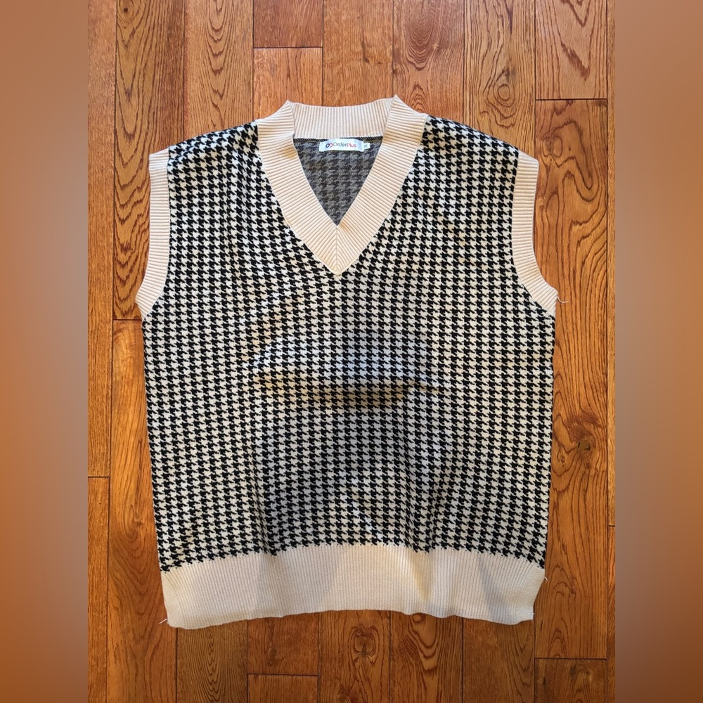 Houndstooth V-Neck Sweater Vest - Black and White